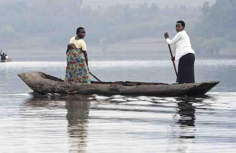 79 - Uganda - lago Bunyonyi - gente trabajando en barca